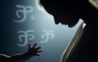 'पोस्टपार्टम साइकोसिस' से जूझती एक माँ, भारतीय अंधविश्वास के साये में।