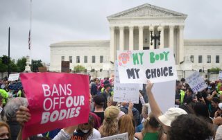 Abortion rights protest in front of U.S. Supreme Court, “My Body My Choice” प्लेकार्ड”
